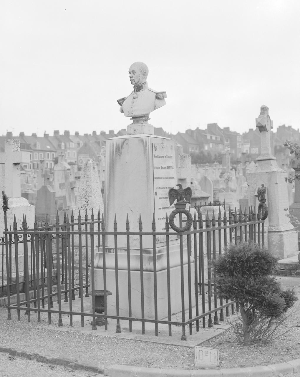 Ensemble de deux tombeaux de l'ingénieur Jules-Gaspard Béguin et du colonel Dupuis