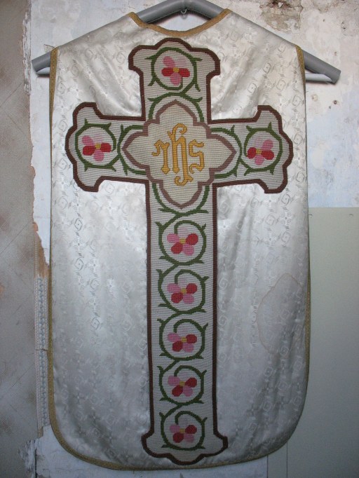 Ensemble : chasuble, manipule, voile de calice, bourse de corporal (ornement blanc)