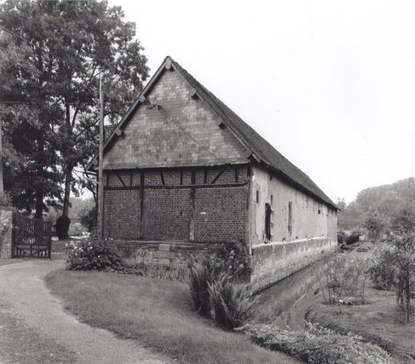 Ancien moulin à farine de Bonnières, puis usine de roulements Burnouf, puis Renard, puis scierie Vandeputte, devenu maison