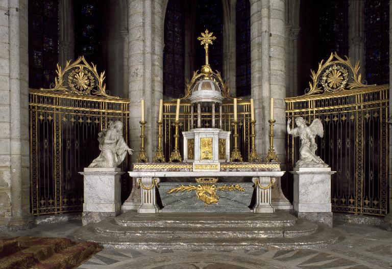 Ensemble du maître-autel (degré d'autel, plate-forme d'autel, autel, gradin  d'autel) - Inventaire Général du Patrimoine Culturel