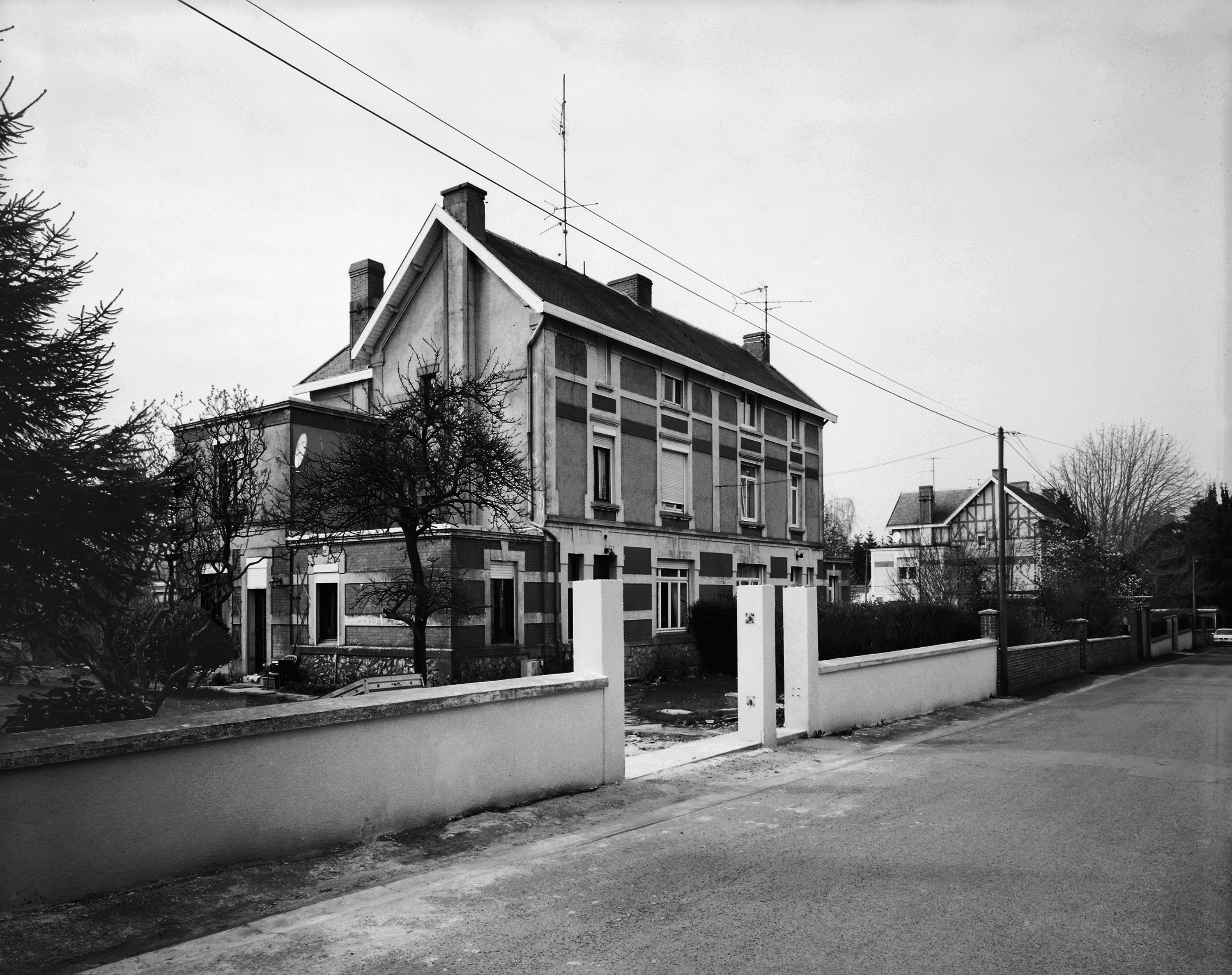 Vue d'un logement du lotissement pour cadre de l'usine de construction électrique à Jeumont. 
