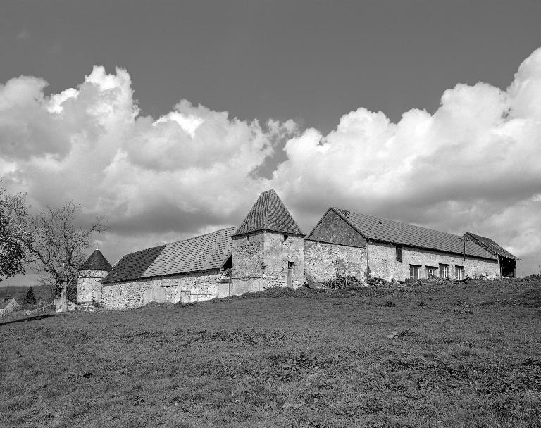 Vue de l'élévation externe des bâtiments sud-ouest et sud-est, depuis le sud.