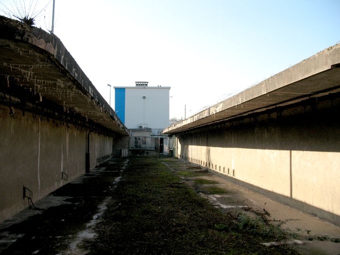 Ancienne fonderie de fonte Grange, dite Fonderies du Thérain, puis usine de construction mécanique des Ateliers de l'Atlantique, puis usine de peintures et vernis Astral-Celluco, puis Akzo-Nobel