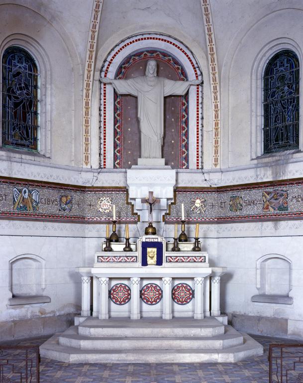 Ensemble du mobilier d'architecture : maître-autel (autel, degré d'autel, gradin d'autel, tabernacle), autels secondaires de la Vierge et de saint Joseph (2 autels, 2 plate-formes d'autel, 2 gradins d'autel, 2 tabernacles), 2 ambons