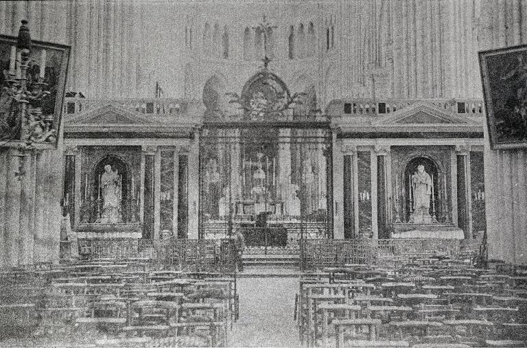 Ensemble des deux autels secondaires Saint-Gervais et Saint-Protais (degrés d'autel, autels tombeaux, gradins d'autel, retables architecturés à niche)
