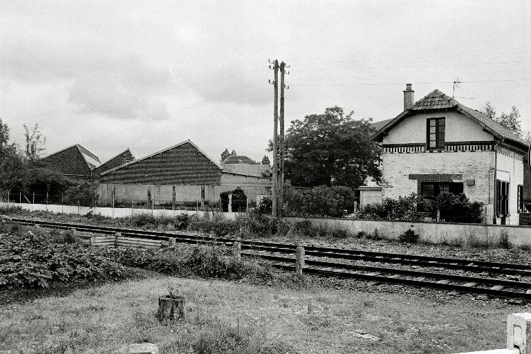 Ancienne serrurerie Parise, puis Lacotte et fonderie Caron, devenue usine de petite métallurgie Lecat Porion, aujourd'hui Atelier de Bobinage du Vimeu