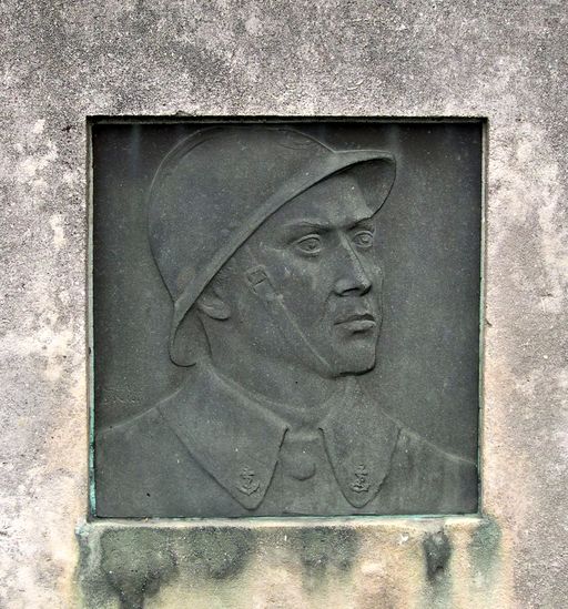 Monument aux morts de la Guerre de 1870, monument à la mémoire des anciens combattants du 56e R.I. (juin 1940) et monument à la mémoire des combattants de la 7e division d'infanterie coloniale (1939-1946) à Dury