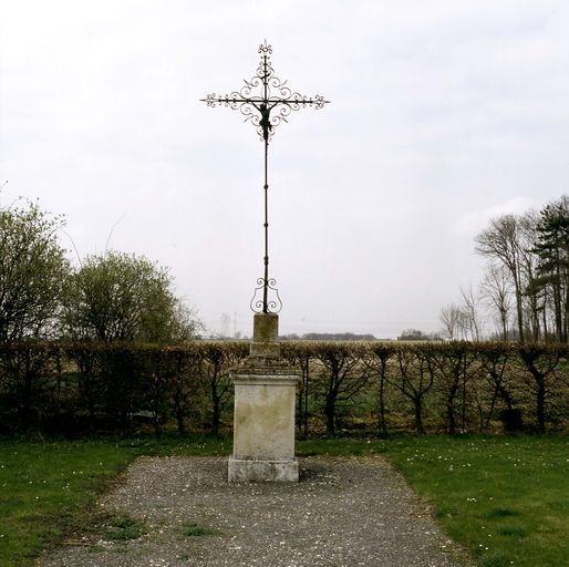Croix du cimetière de Longpré-lès-Amiens