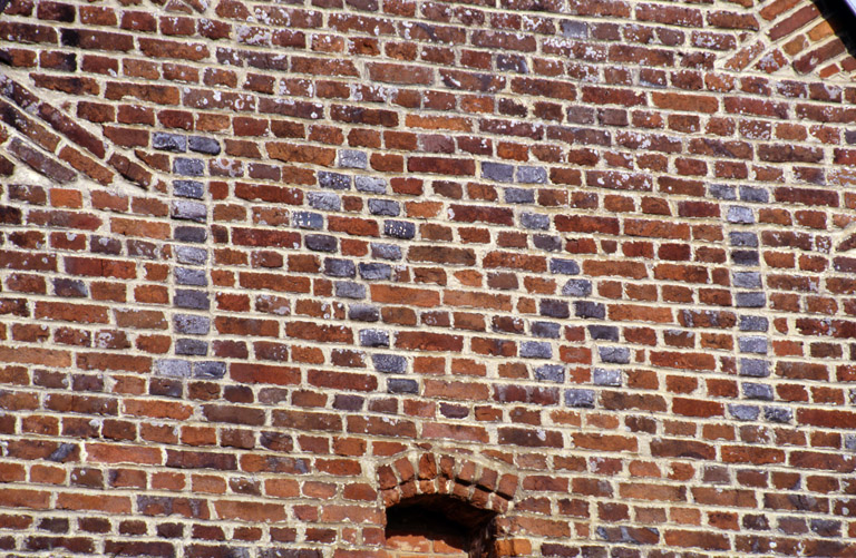 Barzy-en-Thiérache, maison (repérée), 57 Grande-Rue : date 1691 inscrite à l'envers (mur pignon ouest).