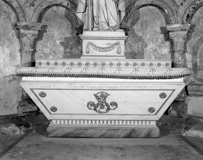 Ensemble de deux autels secondaires (autels tombeaux) : autel de saint Eloi et autel de saint Médard