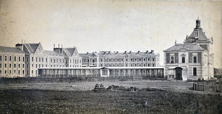 Ancien asile d'aliénés, puis hôpital psychiatrique, puis centre hospitalier spécialisé (CHS), dit établissement public de santé mentale des Flandres