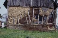 Dorengt, ferme (repérée), ruelle des Près : stucture du pignon ouest de la grange en pan de bois et torchis sur solin de brique.