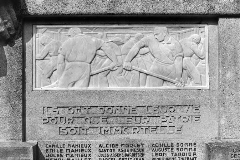 Ensemble de 2 bas-reliefs du monument aux morts de la Société du Familistère : la Famille et le Travail